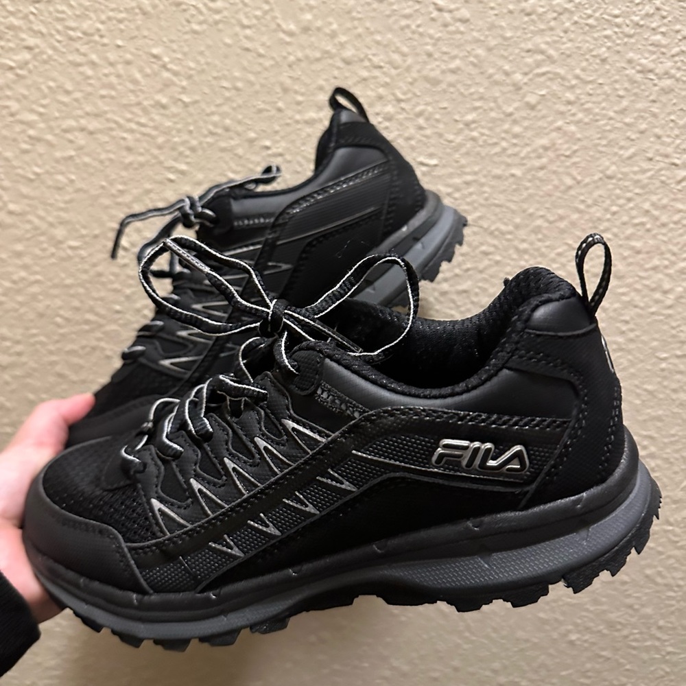 NEW Boys Fila kids shoes SIZE 4